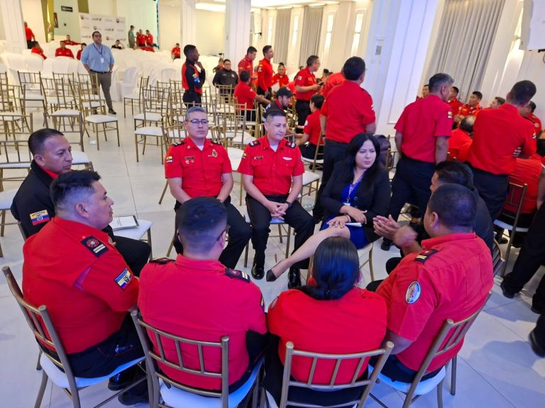 Reunión de trabajo para fortalecer la capacitación bomberil